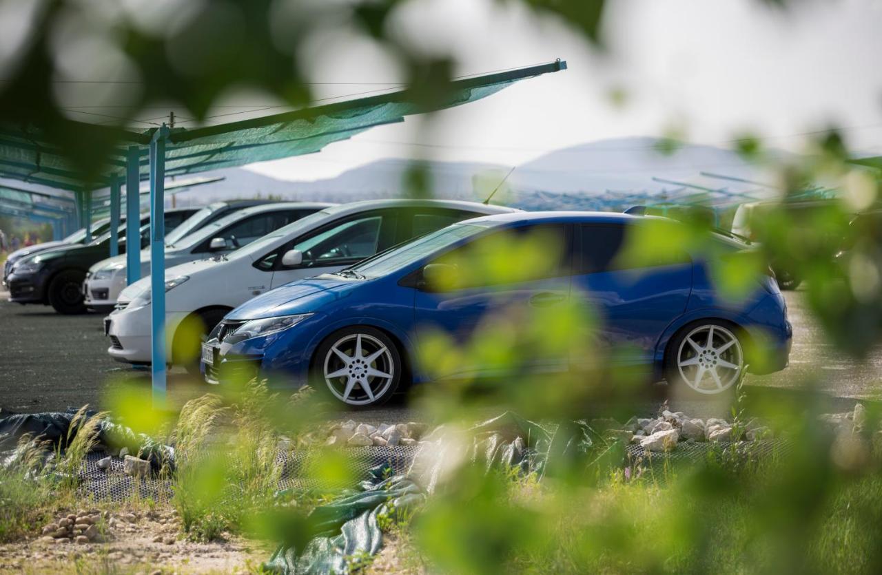 Lupa Tent Budakalász Esterno foto